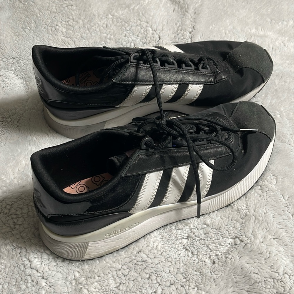 Women’s Adidas tennis shoes 8 1/2”